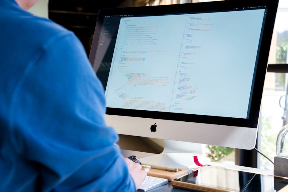 Programmatore che sviluppa codice per l'intelligenza artificiale