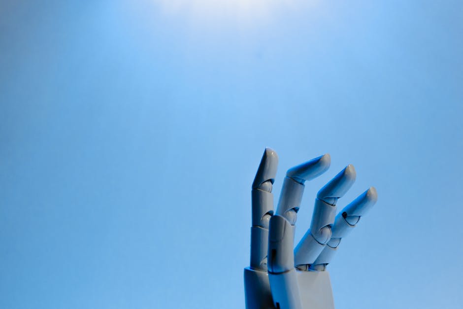 Mano robotica futuristica che rappresenta il machine learning