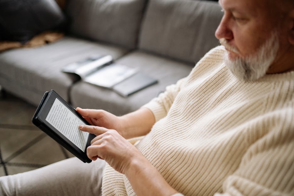 Persona che legge informazioni su tablet tecnologico